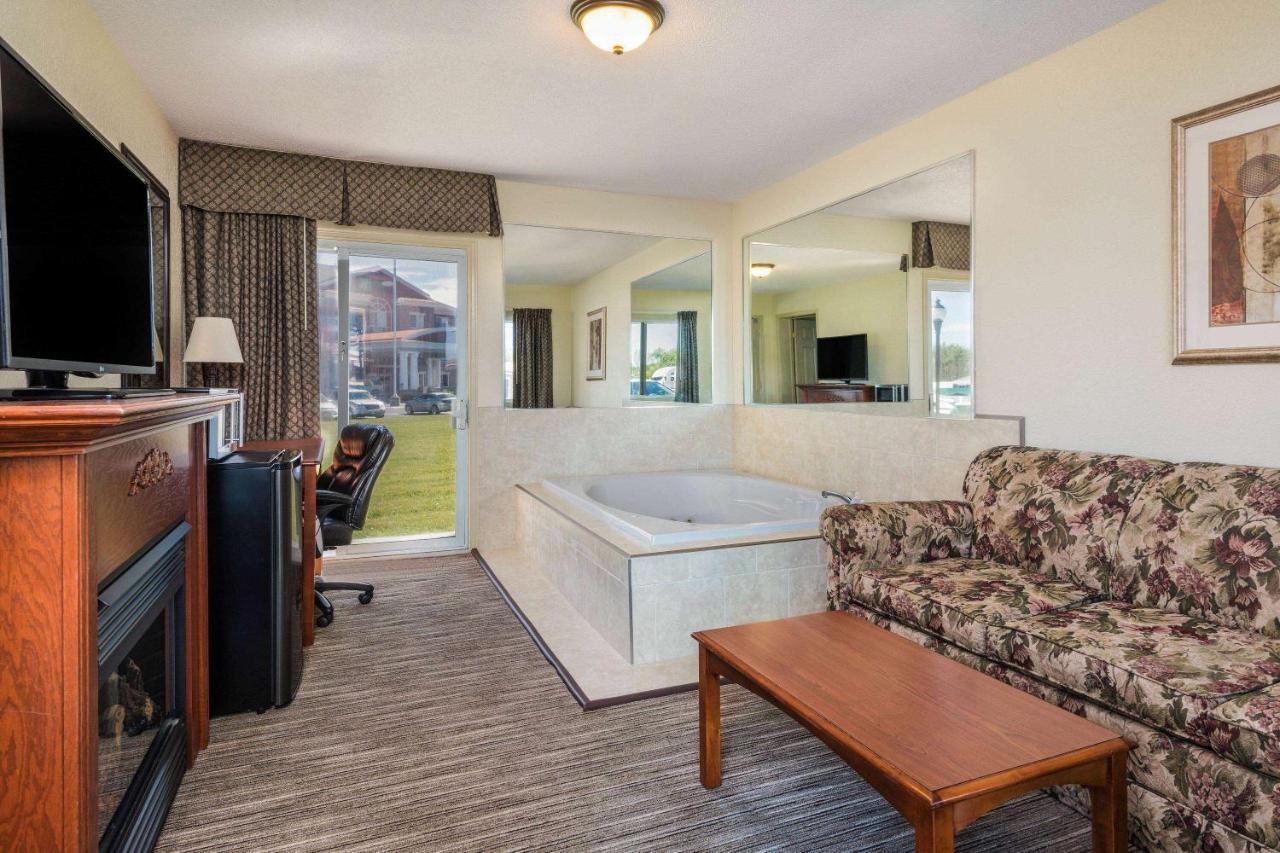 Travelodge By Wyndham Gananoque Exterior photo