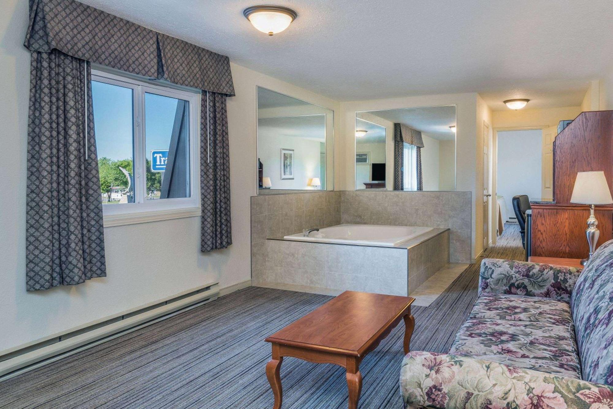 Travelodge By Wyndham Gananoque Exterior photo
